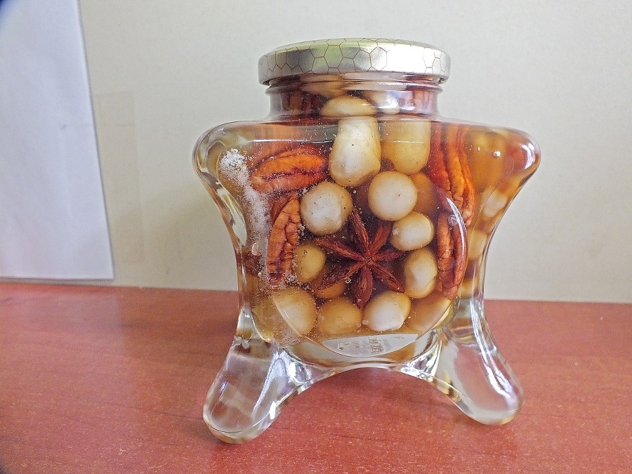 Agátový med s mandľami