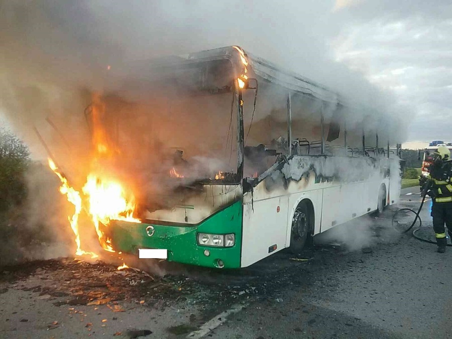 Cestujúci z autobusu vystúpili