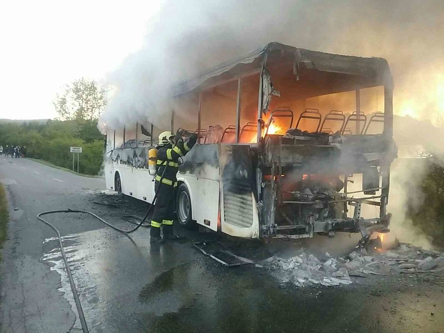 Cestujúci z autobusu vystúpili