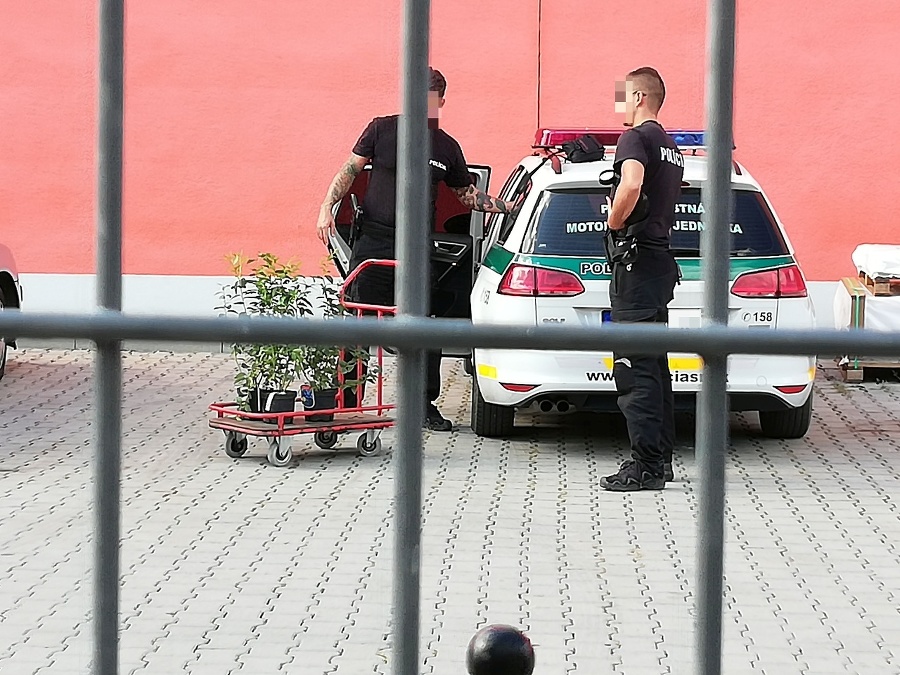 Policajti využili službu na nákup.