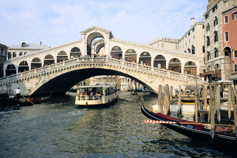 Most Rialto v Benátkach.