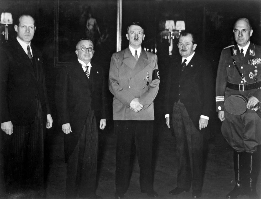 ESÁ: Pre Hitlera (v strede) pracovali špičkoví konštruktéri. Zľava Willy Messerschmitt, Ernst Heinkel, Ferdinand Porsche a Fritz Todt.