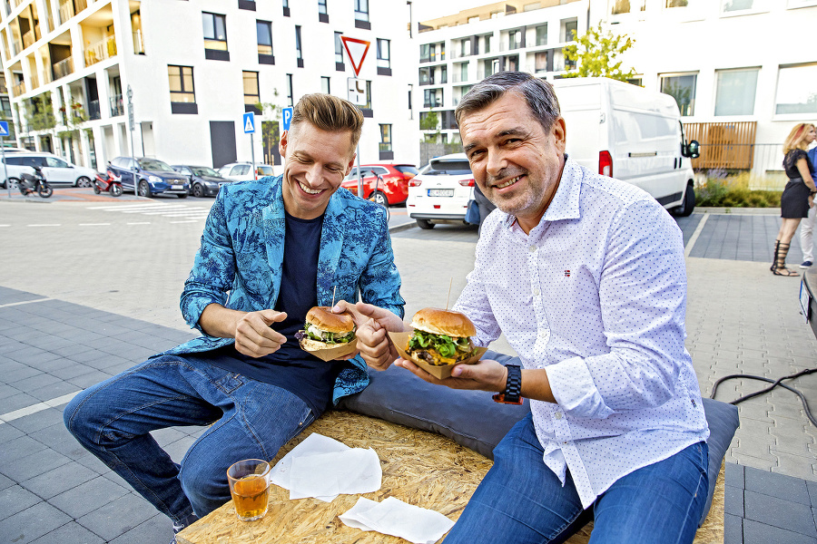 Puskailer a Kočiš sa s chuťou pustili do bohato obložených hamburgerov.