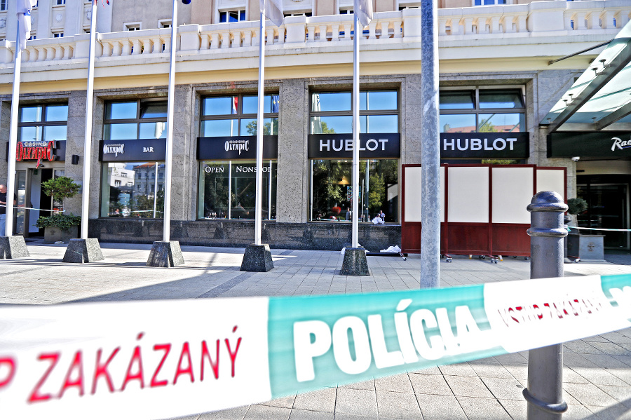 Zlodeji sa rozhodli vybieliť butik s hodinkami v hoteli Carlton. 