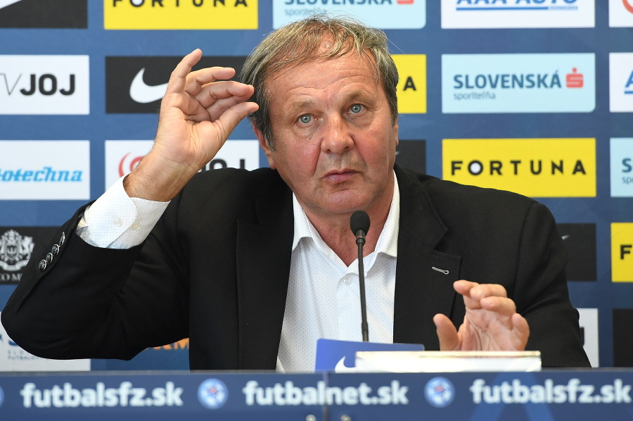 Bývalý tréner slovenskej futbalovej reprezentácie Ján Kozák počas tlačovej konferencie.
