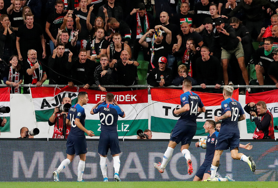 Radosť slovenských futbalistov po strelenom góle. 