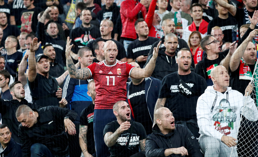 Maďarskí fanúšikovia počas kvalifikačného