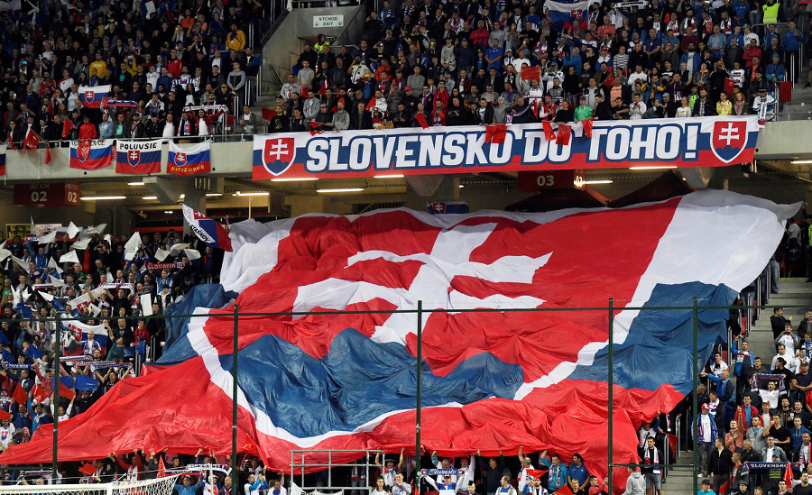Slovenskí fanúšikovia počas zápasu.