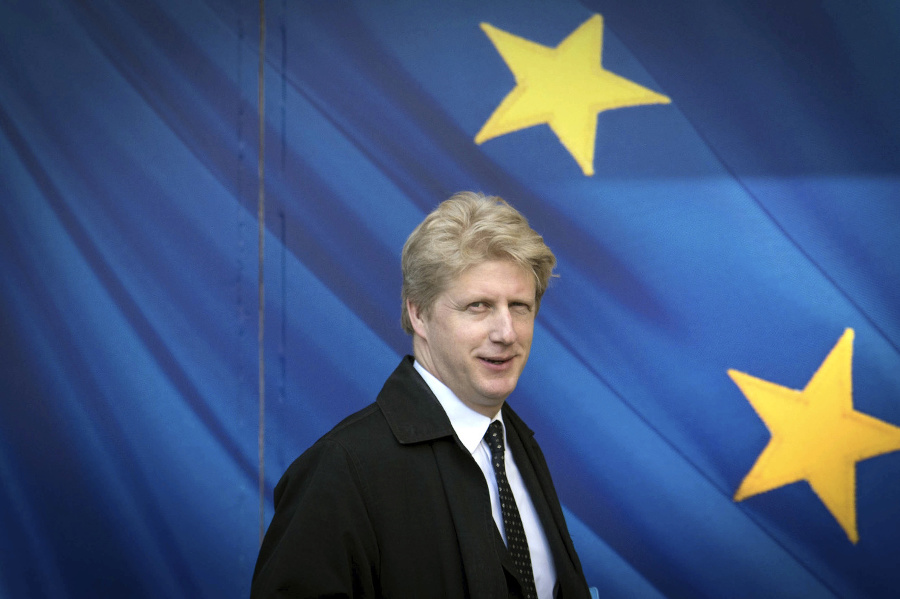 Jo Johnson odstúpil. 