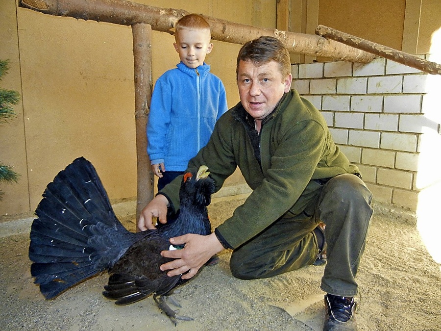 Štefan Andrejčík s jeho obľúbeným samcom tetrova.