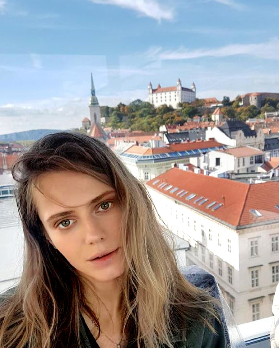 Nikdy trvalo nežila v zahraničí. Jej domovom je Bratislava a Považská Bystrica.