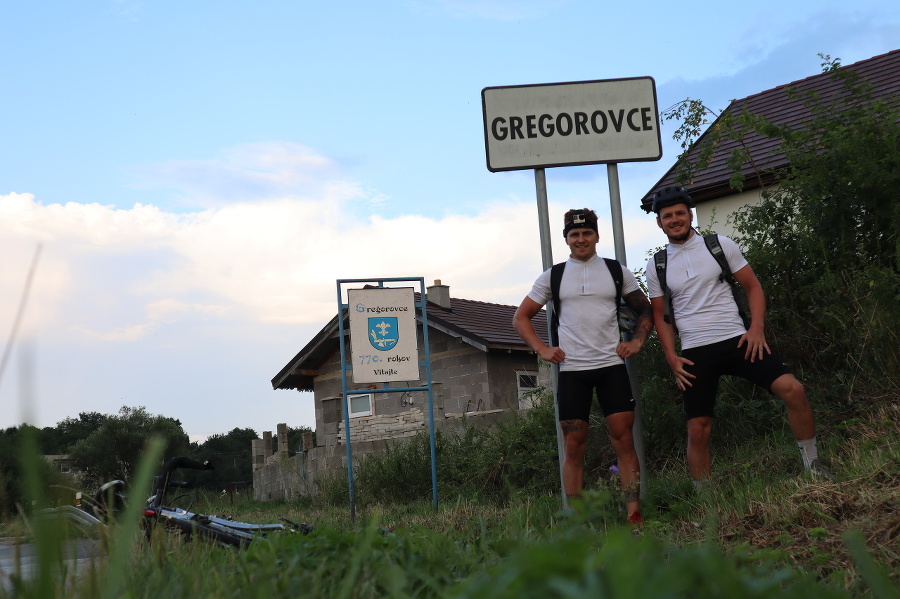 Kamaráti prešli na bicykloch