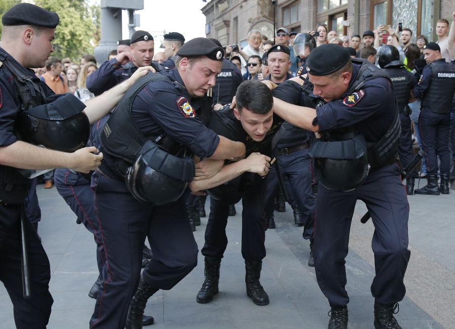 Ruská polícia zatkla stovky