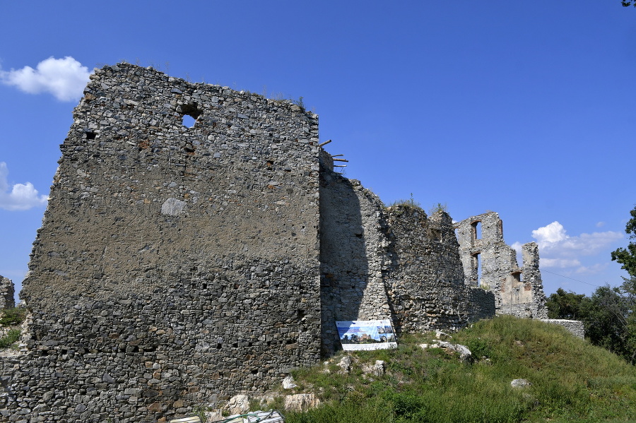 Ruiny hradu v Oponiciach,