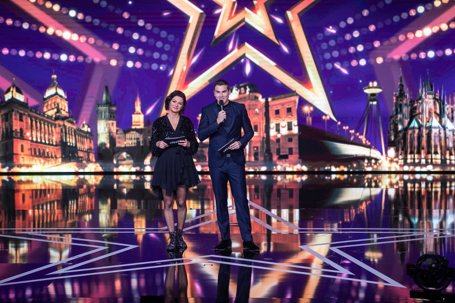 Finále Česko Slovensko má talent: Moderátori Lujza a David.