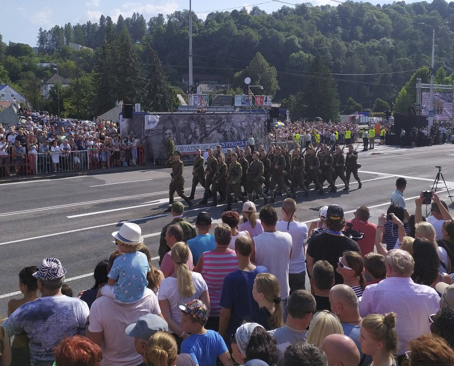 Vojenská prehliadka počas osláv