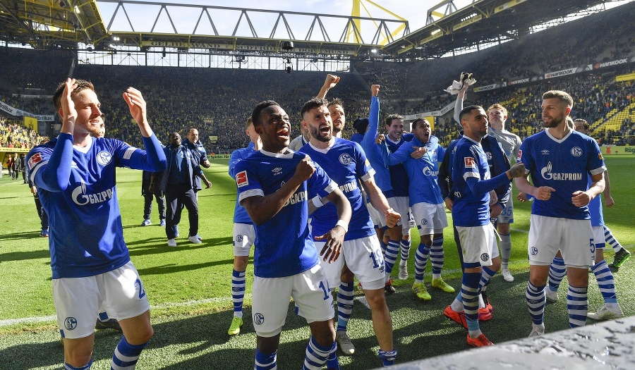 Hráči Schalke oslavujú po