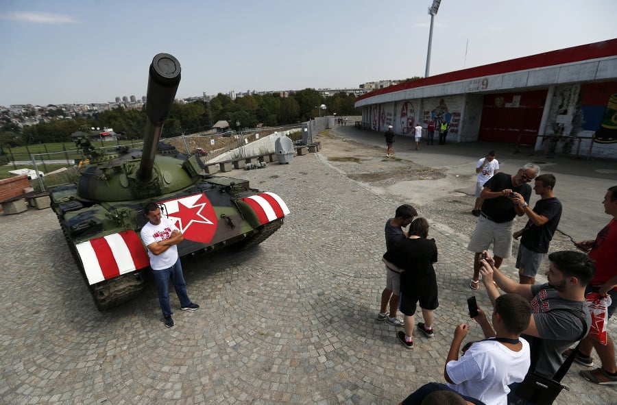 Tank umiestnili pred štadión