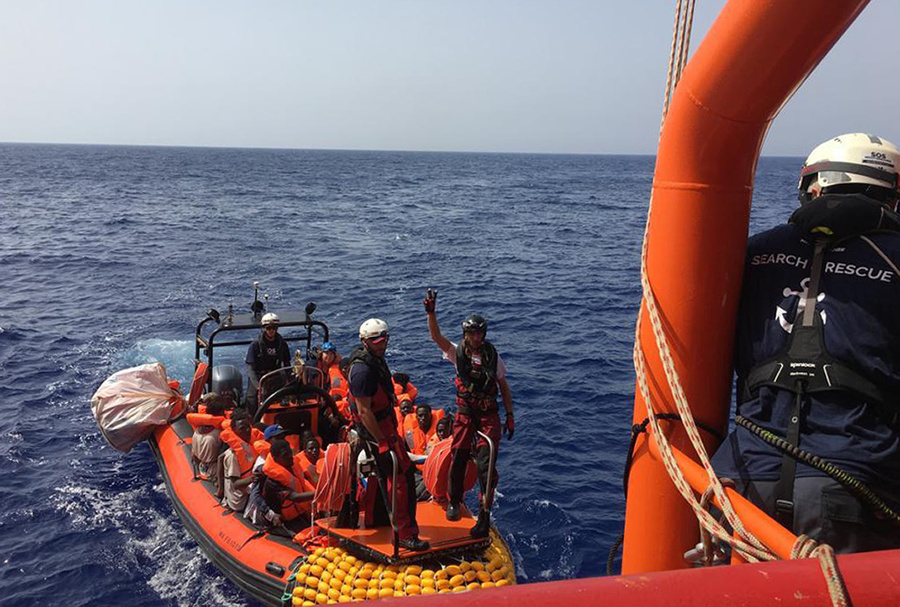 Nové plavidlo humanitárnych organizácií Ocean Viking zachránilo prvých 80 migrantov.