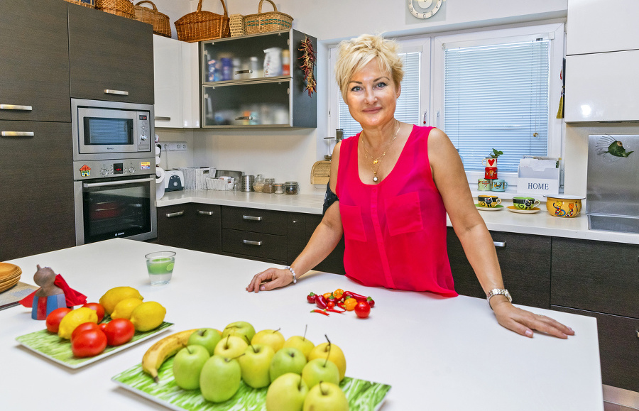 Varí najmä vegetariánske jedlá. najobľúbenejšou prísadou je čili.