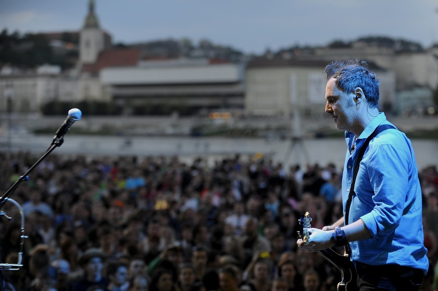 Spevák a gitarista kapely Hex Peter Dudák alias Ďuďo na Bratislavskom majálese 2012 na Tyršovom nábreží