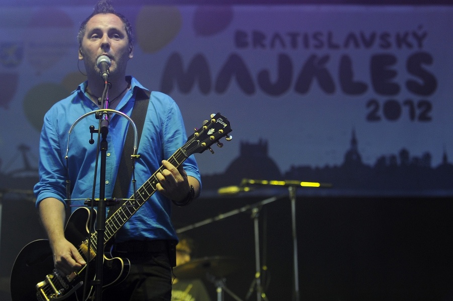 Spevák a gitarista kapely Hex Peter Dudák alias Ďuďo na Bratislavskom majálese 2012 na Tyršovom nábreží