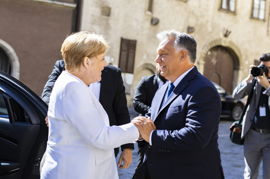 Orbán takto vítal Merkelovú
