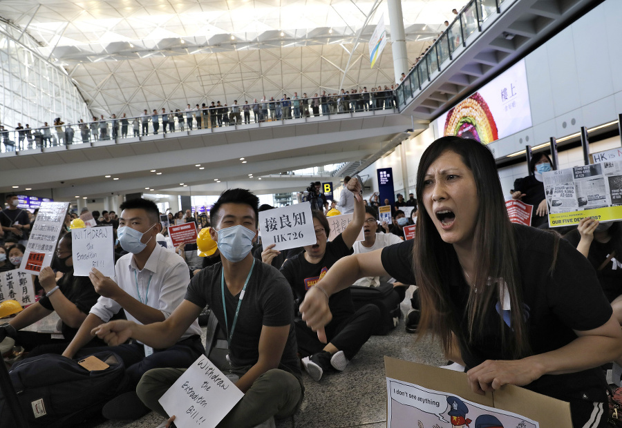 Demonštranti na letisku v