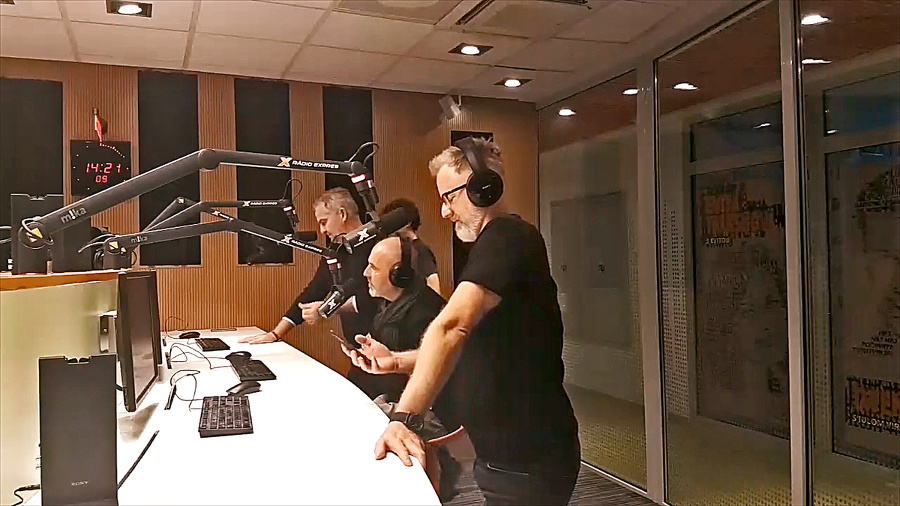 Muzikant (v strede) počas rozhovoru v rádiu oddychoval na stoličke.