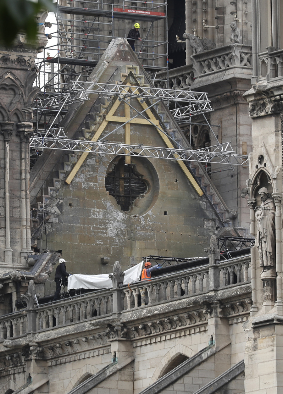 Na zhorenú strechu Notre-Dame