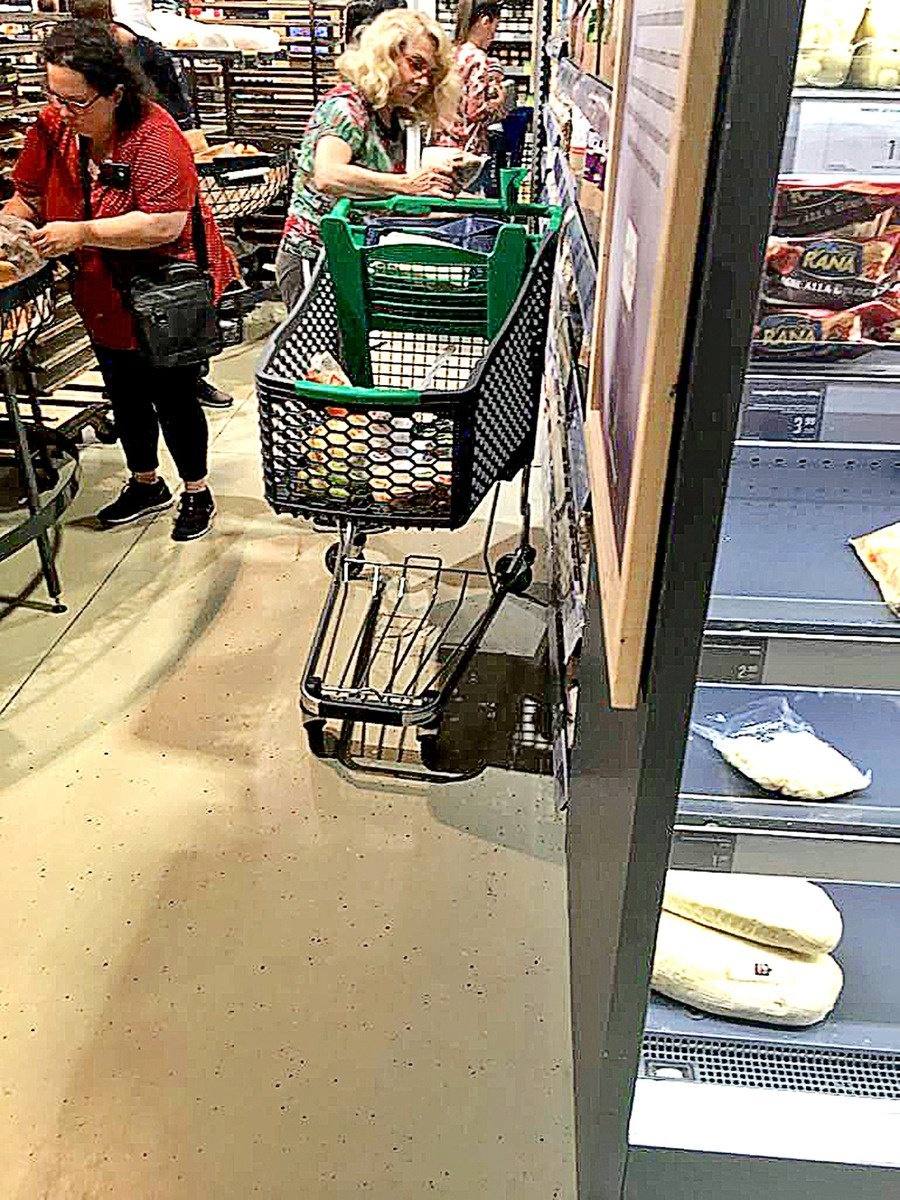 Zdena si vlani svedomito vyberala spomedzi potravín.