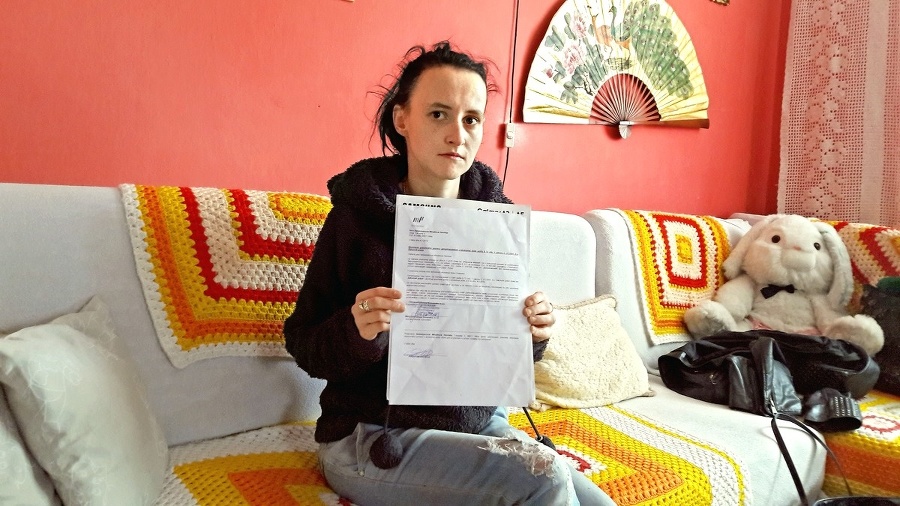 Henrieta má hlavu v smútku, ako tehotnú ju teraz nik nezamestná.