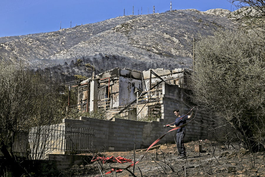 Atény: Oheň vyčíňal aj