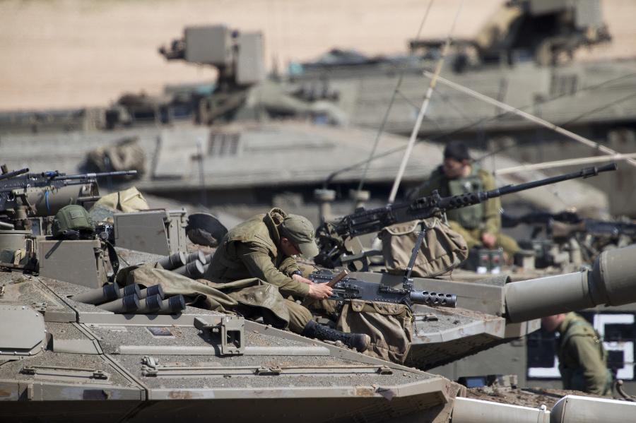 Izraelskí vojaci v tankoch.