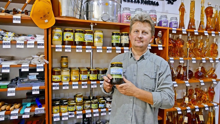 Včelár Jozef Voľanský sľubuje, že ceny zvyšovať nebude.