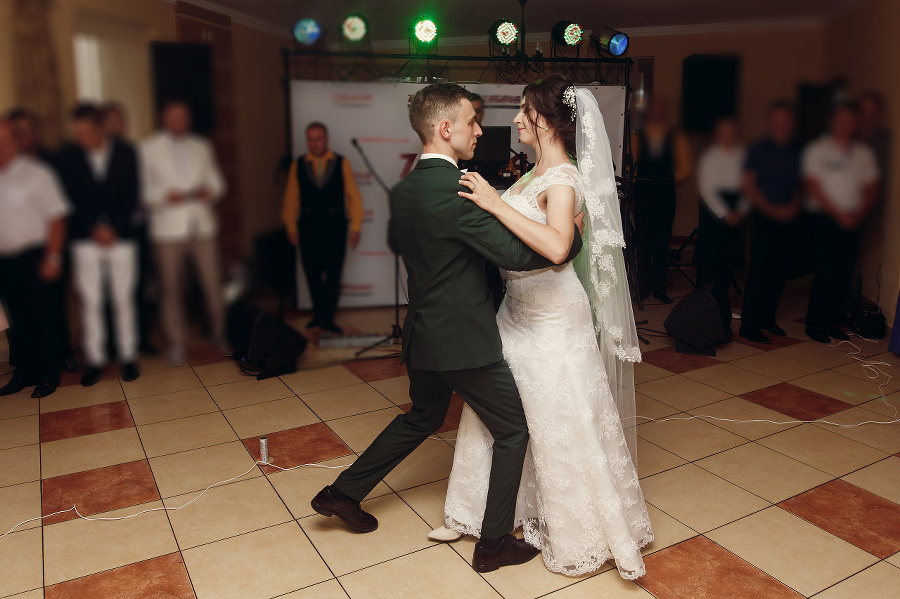 gorgeous bride and stylish