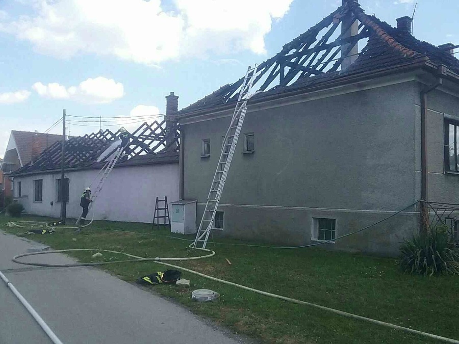 Požiar zachvátil strechu jedného