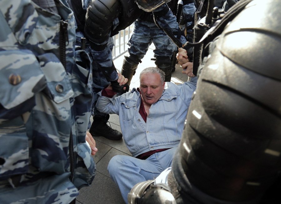 Polícia zadržala na proteste