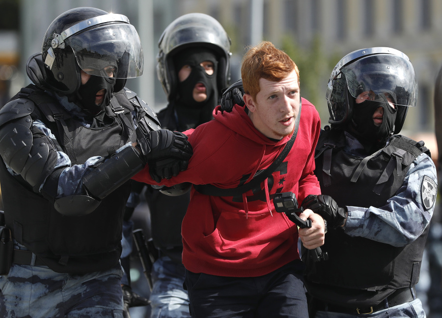 Polícia zadržala na proteste