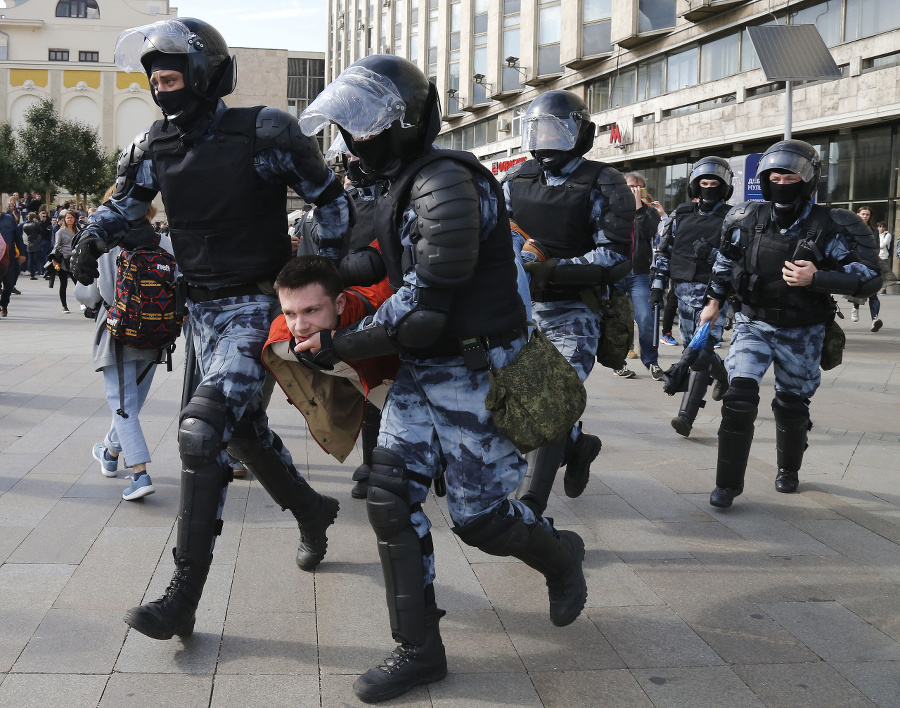 Polícia zadržala na proteste