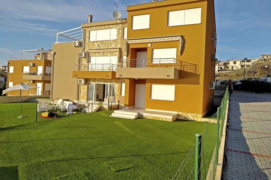 Nový apartmán má aj rozľahlú záhradu.