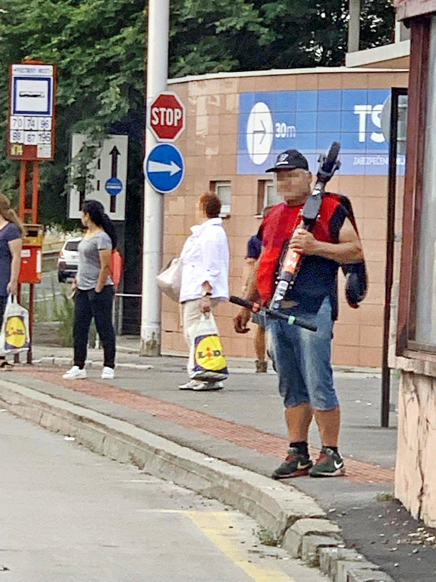 Kolobežku na pleci neznámeho