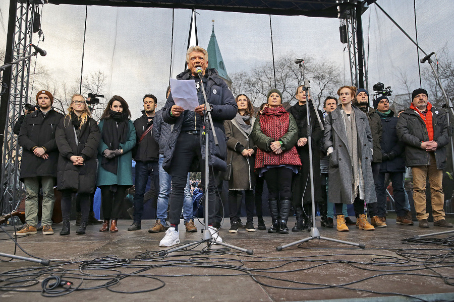 Umelec na vlaňajšom proteste