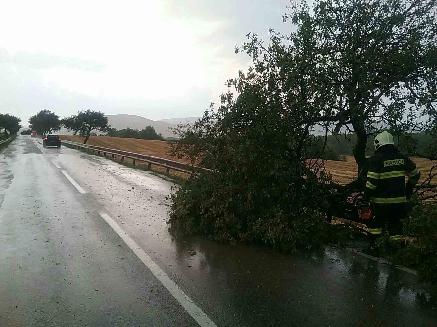 Hasičov po búrkach zamestnali