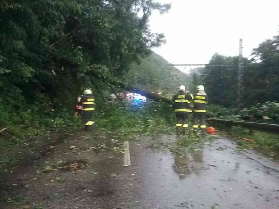 Hasiči zasahovali pri škodách,