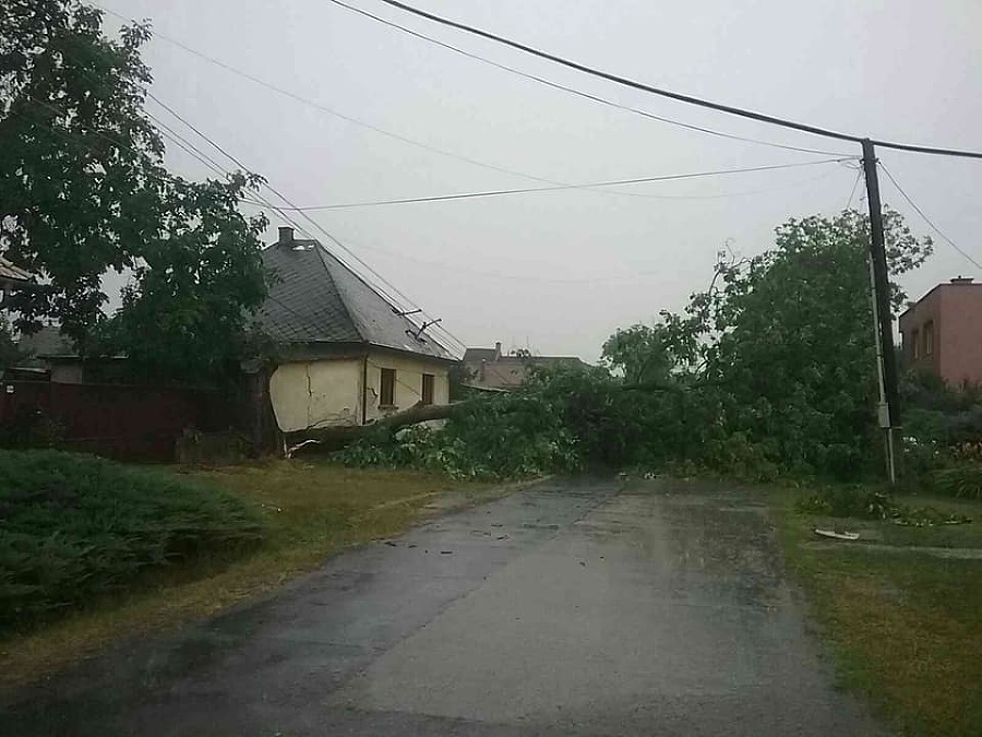 Hasiči zasahovali pri škodách,