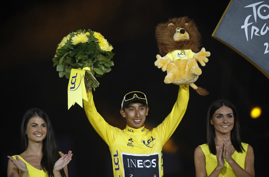 Egan Bernal oslavuje na