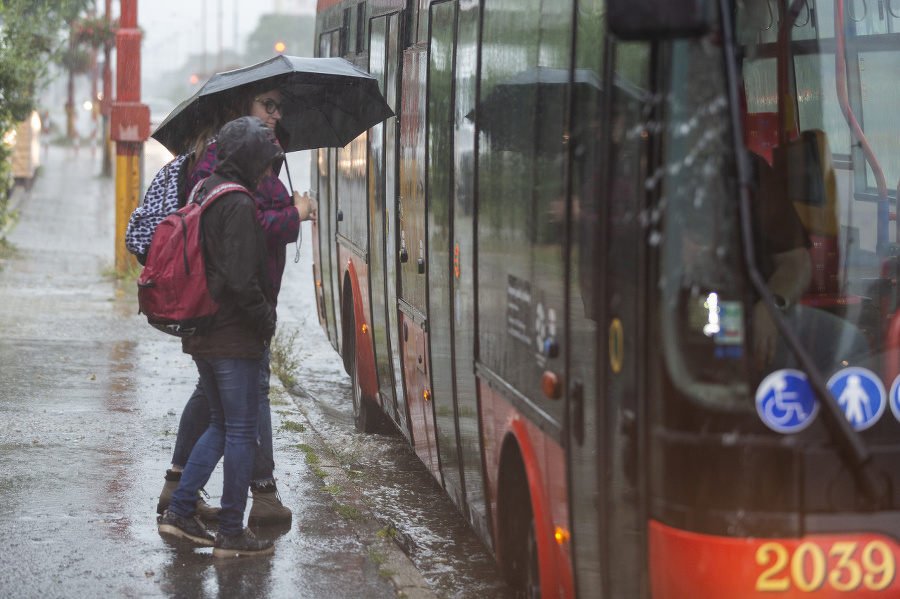 Ľudia nastupujú do autobusu