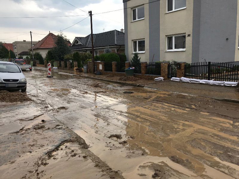 Zaplavená ulica po výdatných