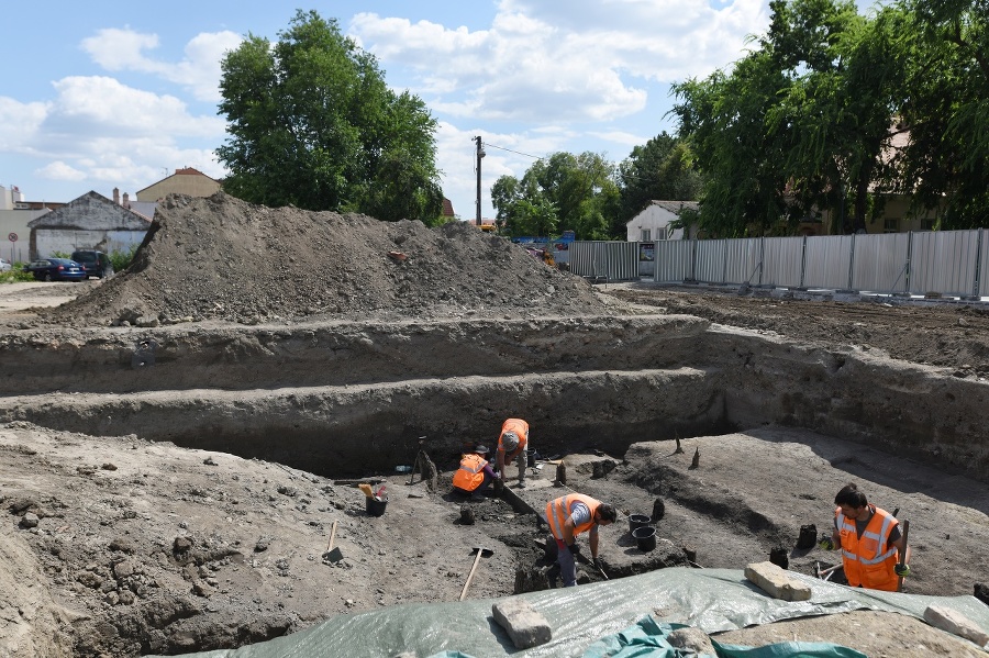 Archeológovia našli pozostatky múru
